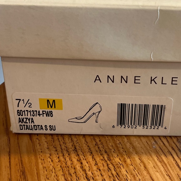 Anne Klein Tan Suede Stunning and comfy heels - Excellent cond.!Size 7 1/2 - Picture 8 of 8